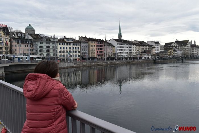 Cruzando el Río Limago en Zurich